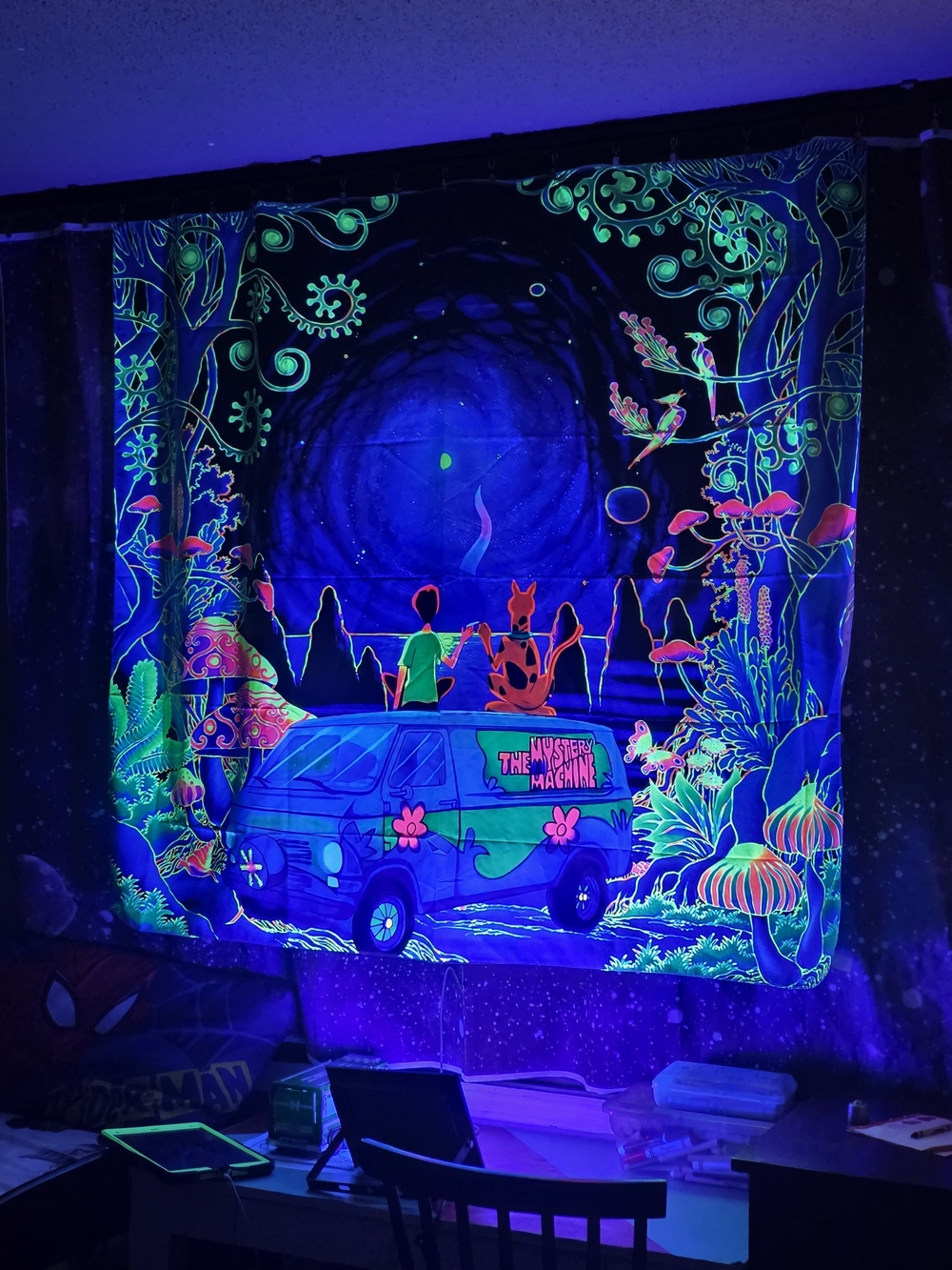 Scooby-Doo Mystery Machine Blacklight Tapestry - Neon Blue